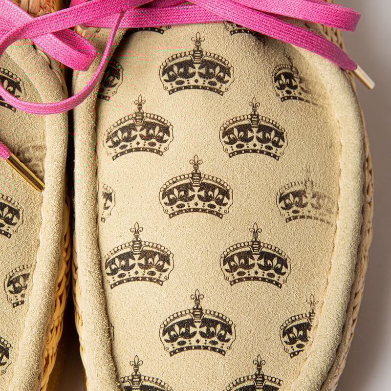 MIGHTY CROWN × CLARKS Wallabee MIGHTY CROWN × CLARKS Wallabee / Cola | MCE PRE