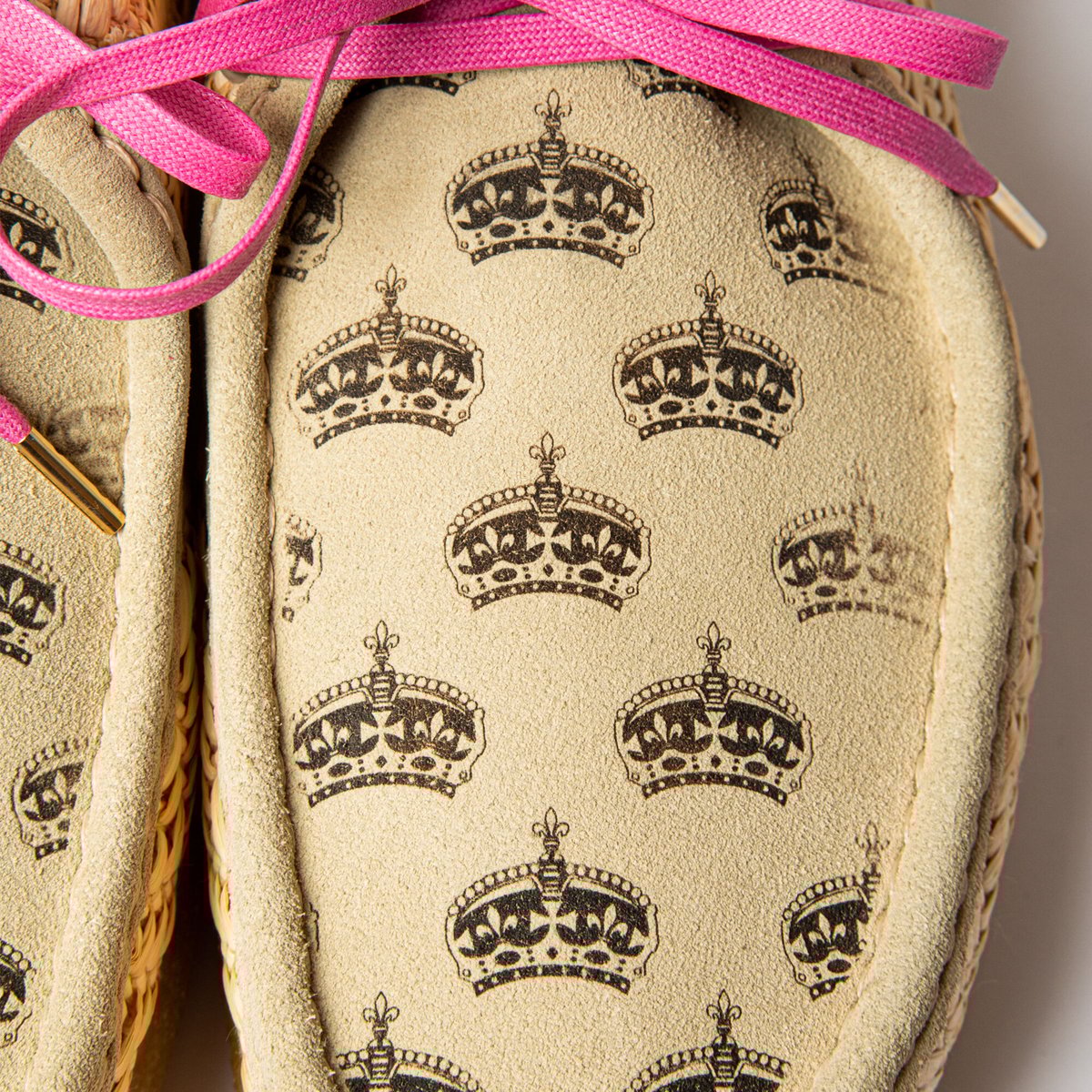 MIGHTY CROWN × CLARKS Wallabee MIGHTY CROWN × CLARKS Wallabee / Cola | MCE PRE