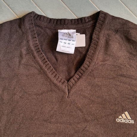 adidas 薄手Ｖネックニット