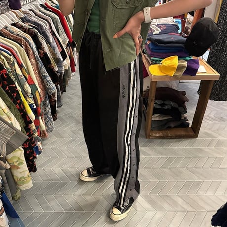 adidasスナップトラックパンツ🪽