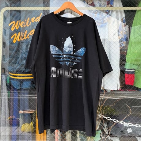 adidas 宇宙柄プリントTシャツ
