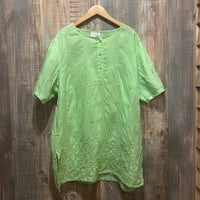 花柄刺繍ヘンリーネックブラウス