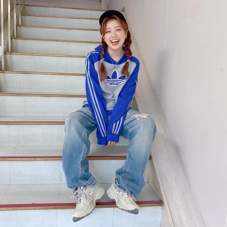 adidas ラグランスリーブパーカー