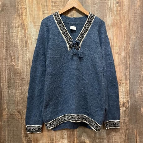 Vネックデザインニット