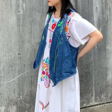 手刺繍デニムベスト
