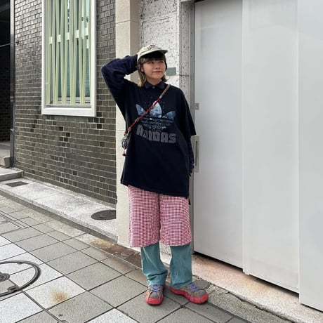 adidas 宇宙柄プリントTシャツ