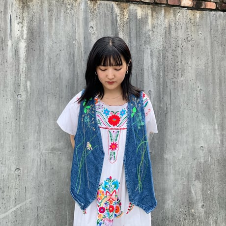 手刺繍デニムベスト