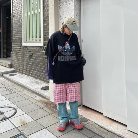adidas 宇宙柄プリントTシャツ