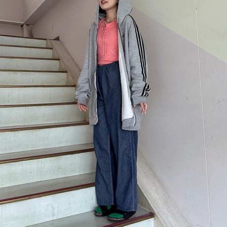 adidasジップアップフーディ