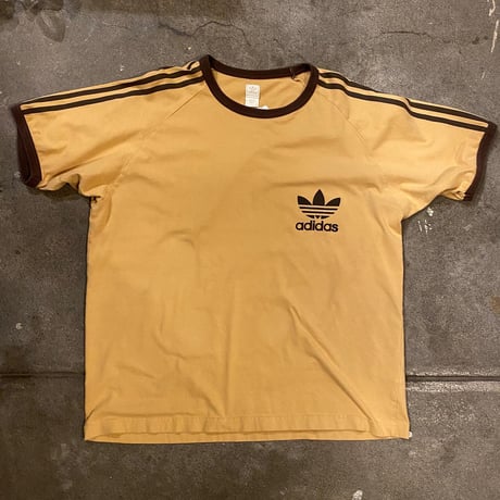 adidas ライン入りリンガーTシャツ