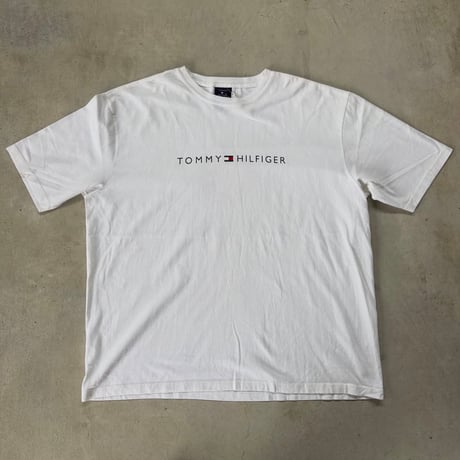 TOMMY HILFIGER リップアップル バックプリントTシャツ