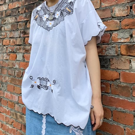デザイン花柄刺繍トップス