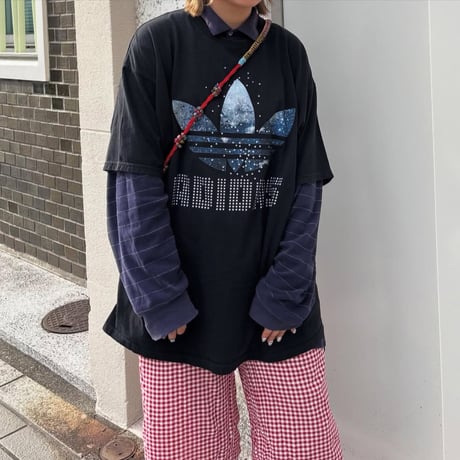 adidas 宇宙柄プリントTシャツ