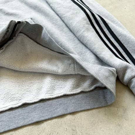 adidasジップアップフーディ