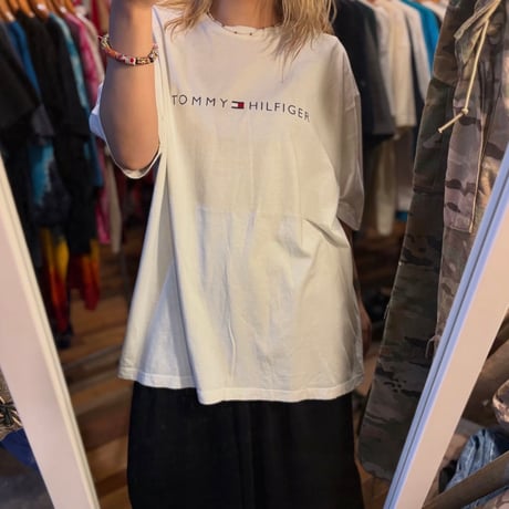 TOMMY HILFIGER リップアップル バックプリントTシャツ