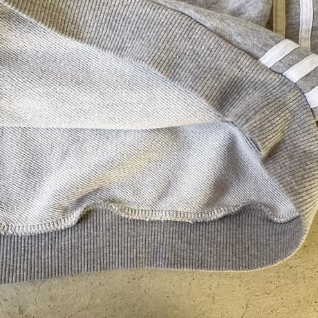 adidas ボトルネックデザインスウェット