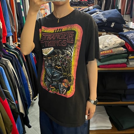 STRANGER THINGS プリントTシャツ