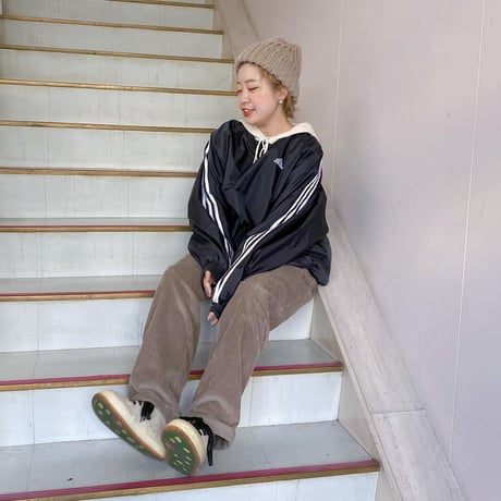 adidasナイロンＶネックプルオーバー