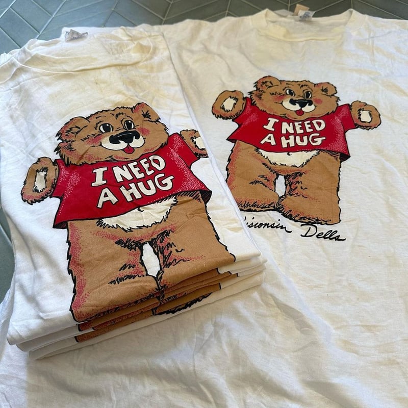 Dead stock!80年代USA製くまさんハグTシャツ🫂 | CUSTOM FEVER Dead stock!80年代USA製くまさんハグTシャツ🫂 | CUSTOM FEVER