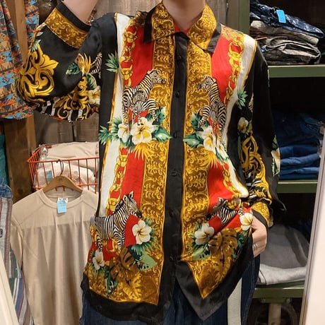 シルク柄シャツ