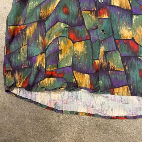 アート柄シャツ