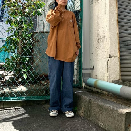 carharttヘンリーネックプリントロンT