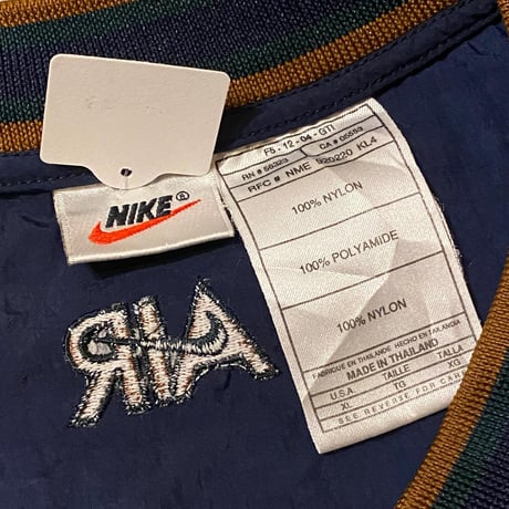 NIKE Vネックナイロンプルオーバー