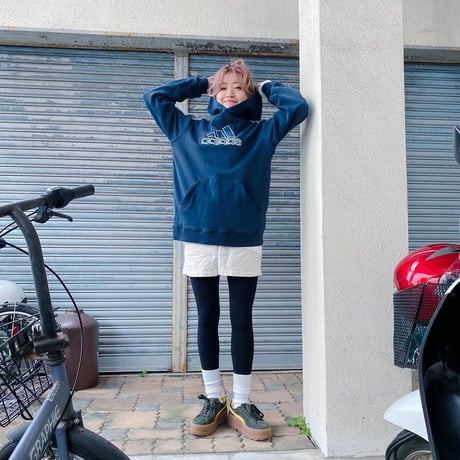 adidasラインパーカー