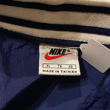 NIKE Vネックナイロンプルオーバー