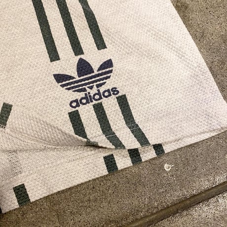 adidas パターンビッグTシャツ