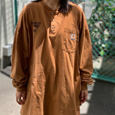 carharttヘンリーネックプリントロンT