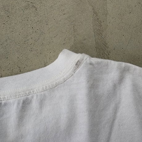 TOMMY HILFIGER リップアップル バックプリントTシャツ
