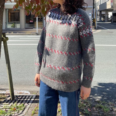 スラッシュドネック総柄ニット