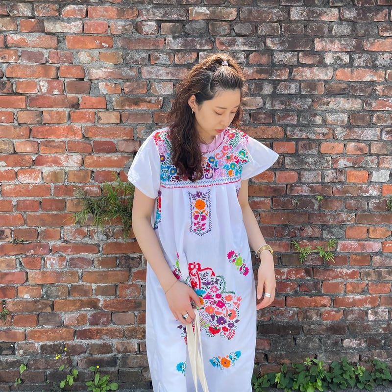 白地に青の刺繍が可愛い　メキシカンワンピース　リネンワンピース 　刺繍ワンピース 白地に青の刺繍が可愛い メキシカンワンピース リネンワンピース