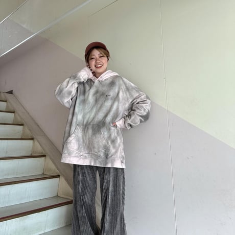 ランダムスプレーNIKEフーディ