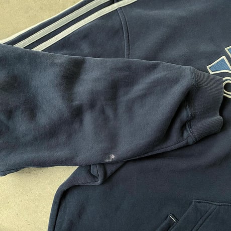 adidasラインパーカー