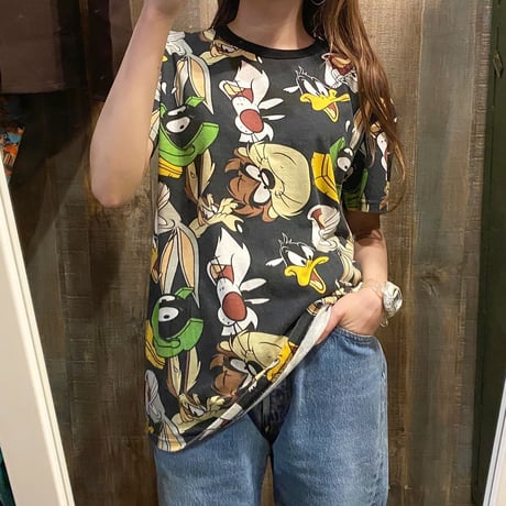 ルーニー・テューンズ総柄Ｔシャツ