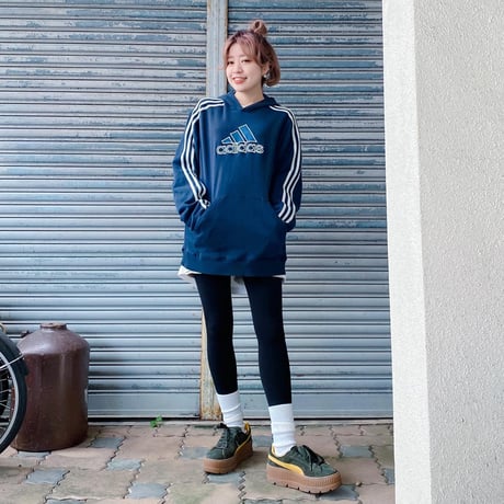adidasラインパーカー