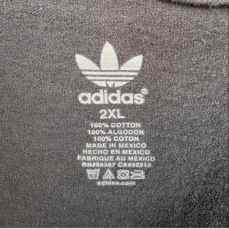 adidas 宇宙柄プリントTシャツ