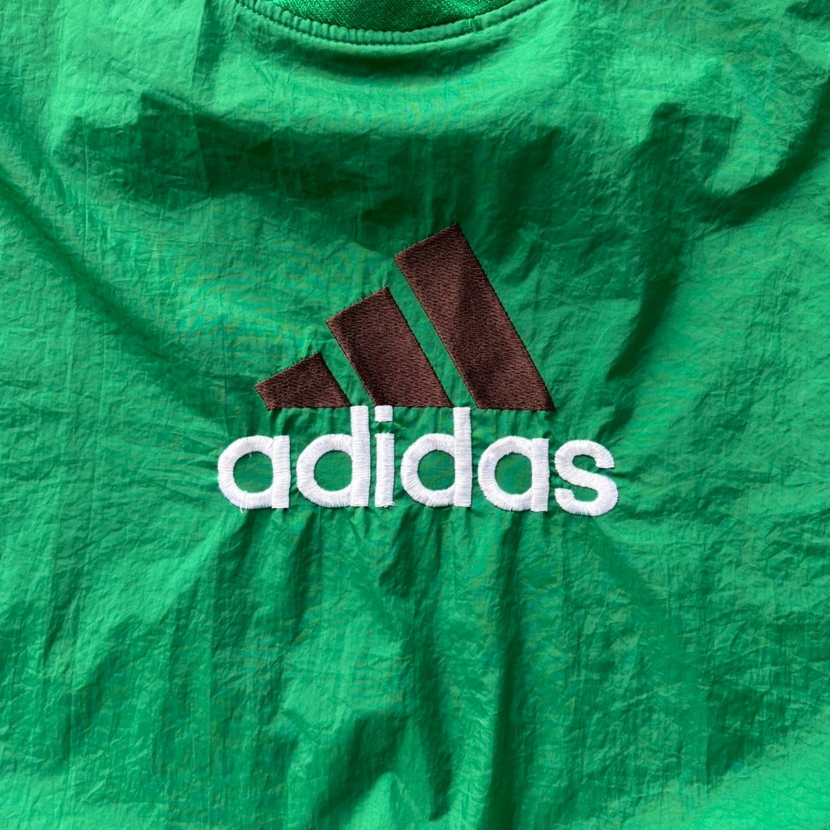 古着 90s adidas ナイロンプルオーバー 緑 グリーン 刺繍ロゴ アディダス ナイロンプルオーバージャケット 刺繍ロゴ グリーン
