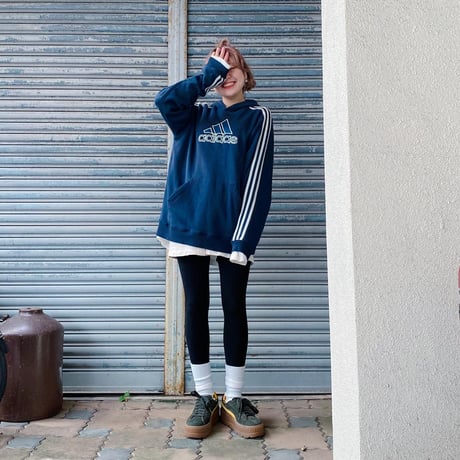 adidasラインパーカー