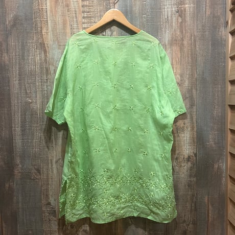 花柄刺繍ヘンリーネックブラウス