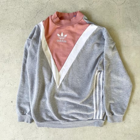 adidas ボトルネックデザインスウェット