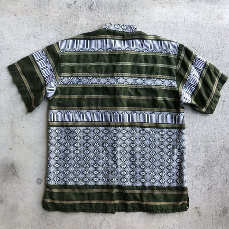民族柄シャツ