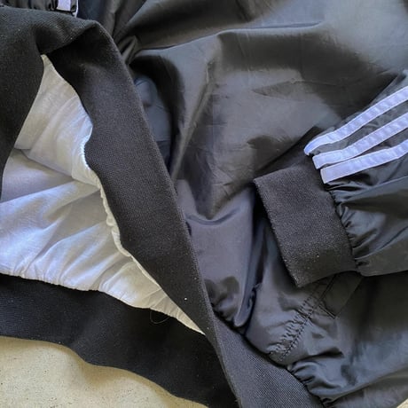 adidasナイロンＶネックプルオーバー