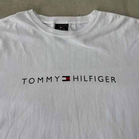 TOMMY HILFIGER リップアップル バックプリントTシャツ