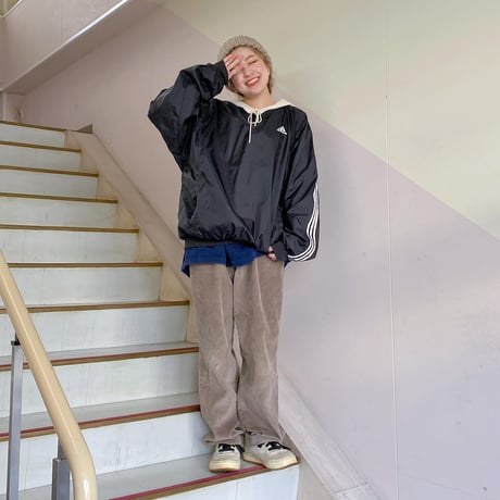 adidasナイロンＶネックプルオーバー