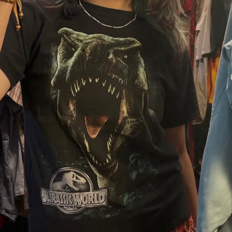 JURASSIC WORLD ティラノサウルスTシャツ