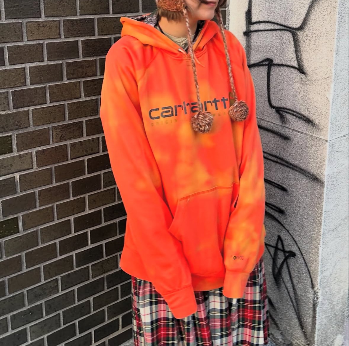 Carhartt フーディー オレンジ Carhartt ブリーチ加工フーディー | CUSTOM FEVER