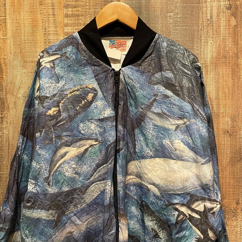 海洋生物の美しいプリントが特徴のアロハジャケット